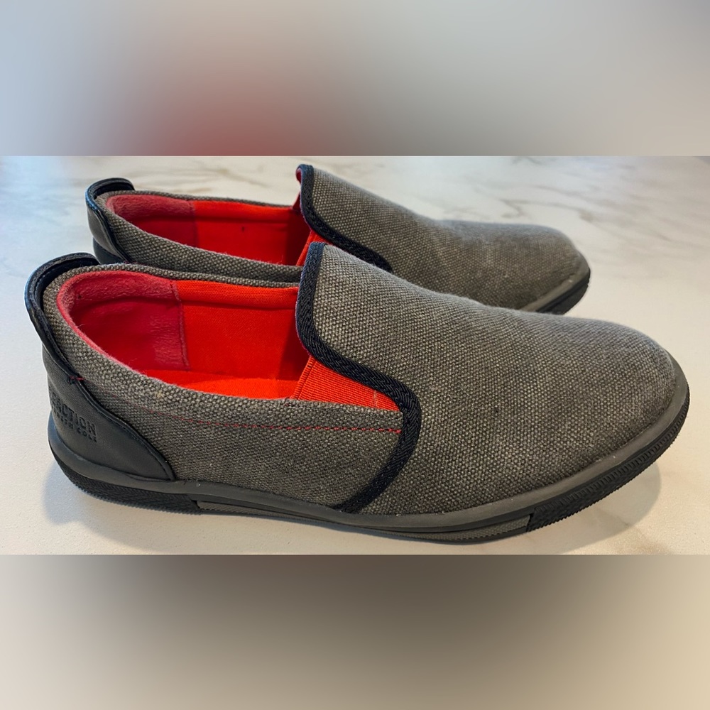 Kenneth Cole Reaction Boys Size 1.5 Red/Gray/Black Canvas Loafers